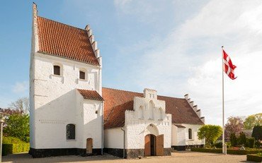 Allesø kirke i varmt sollys - vejret er sommerligt