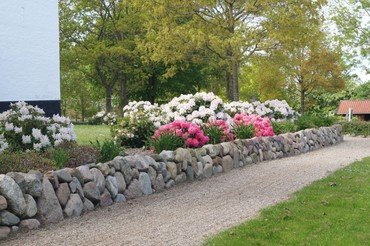 bed med blomster udenfor Næsbyhoved Broby kirke