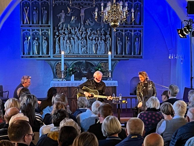 Steffen Brandt trio i Næsbyhoved-Broby kirke med blå lys på alteret som baggrund